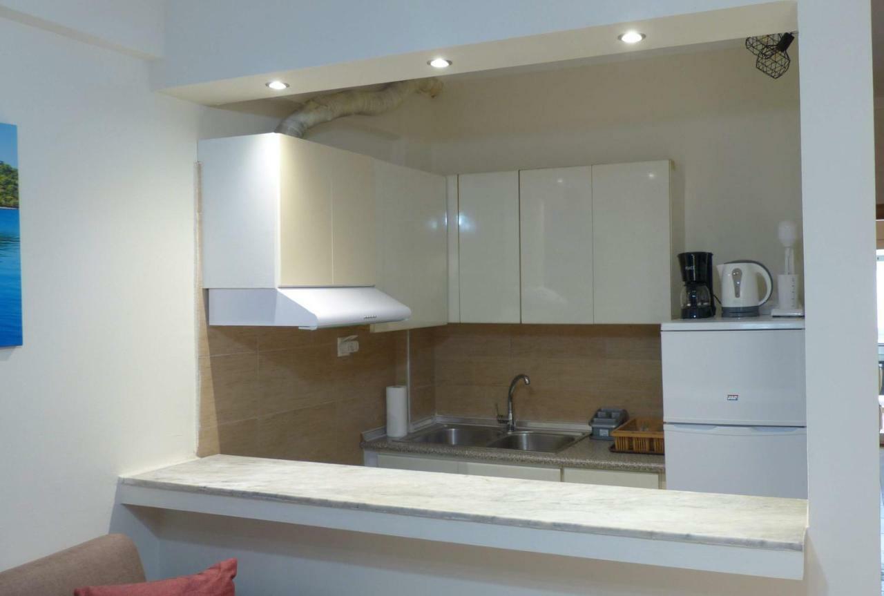 White Apartment 70M From The Sea Néa Péramos Εξωτερικό φωτογραφία